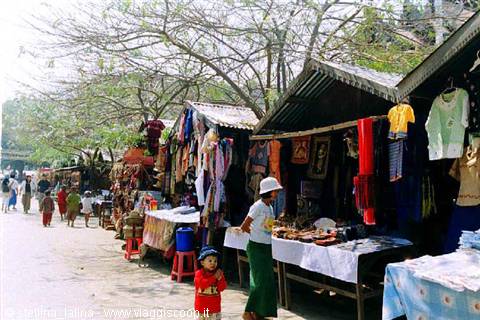 Mingun market stalls