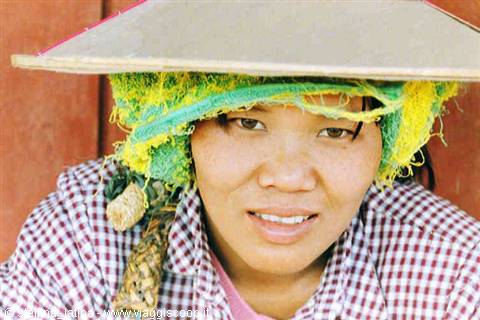 girl at the 5-day market, near Pindaya