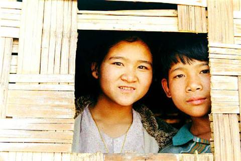 Inle Lake: children met during the trekking