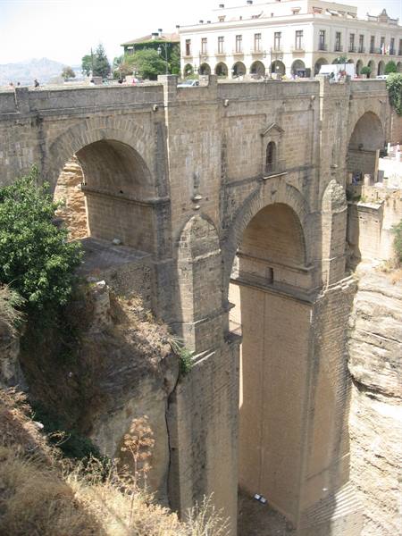 The old 18th-century bridge