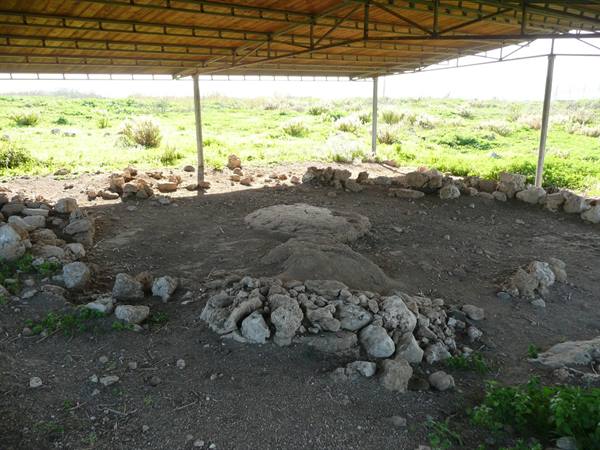 THAPSOS - hut with a hearth in the centre -