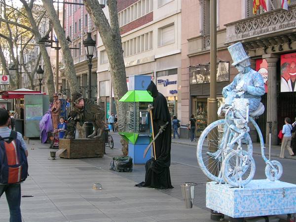 STREET ARTISTS ON THE RAMBLA