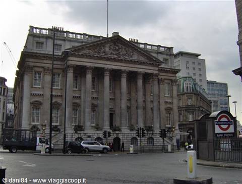 Neoclassical Bank of England facade with columns and Bank Underground sign