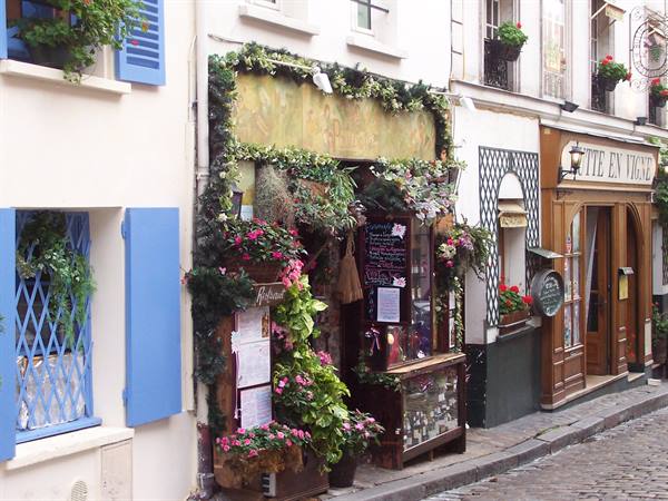 The charm of the quiet alleys of Montmartre