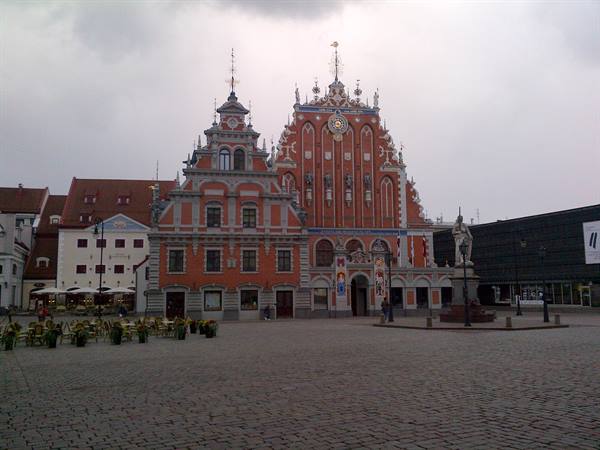 House of the Blackheads in Riga, cobbled square with Roland statue