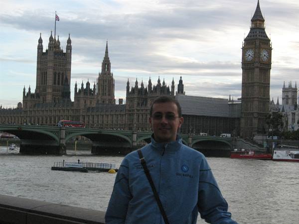 Tourist in front of the Thames with Westminster and Big Ben behind