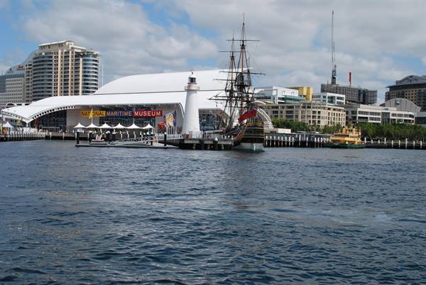 Il veliero e il faro davanti al National Maritime Museum di Darling Harbour, Sydney