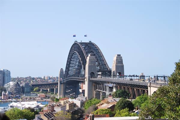 L'Harbour Bridge di Sydney visto da Observatory Hill, cielo azzurro