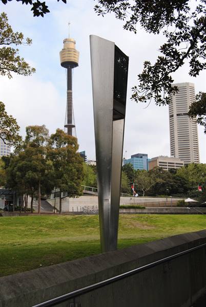 Scultura in acciaio al parco, sullo sfondo la Sydney Tower