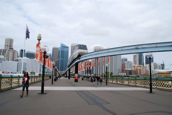 Il monorotaia curva sopra il ponte di Pyrmont, grattacieli di Sydney
