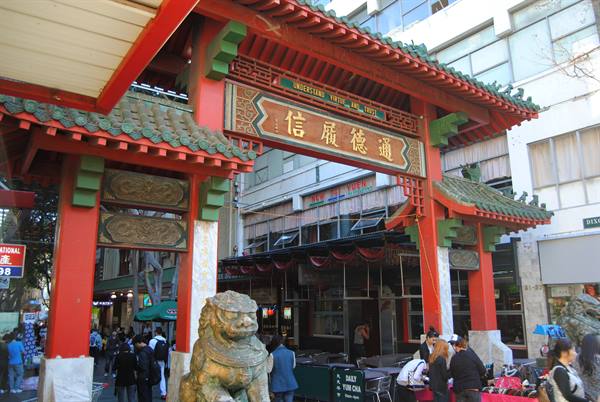 L'arco rosso e verde di Chinatown a Sydney con leoni di pietra