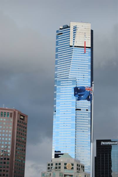 Eureka Tower a Melbourne, bandiera australiana al vento tra i grattacieli
