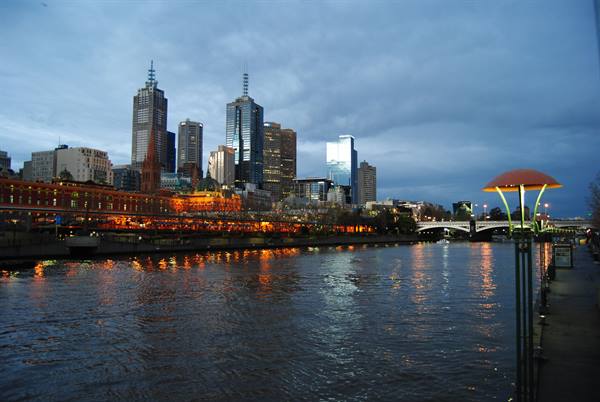 Melbourne, grattacieli illuminati riflessi nello Yarra alla sera