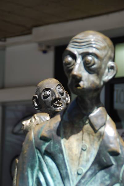 Sculpture in bronzo di due figure umane dagli occhi spalancati, Ballarat