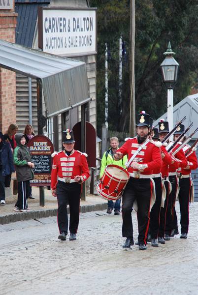 Sovereign Hill, Ballarat: soldati in uniforme rossa marciano con il tamburo