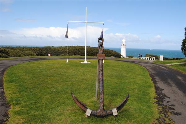 Antica ancora in ferro davanti al faro di Cape Otway