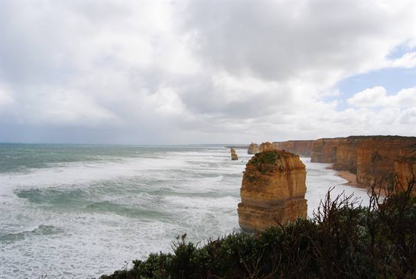 Dodici Apostoli a Port Campbell tra onde e nuvole Columba