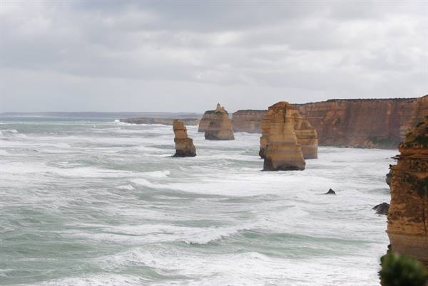 I Dodici Apostoli tra le onde sotto cielo nuvoloso, Port Campbell