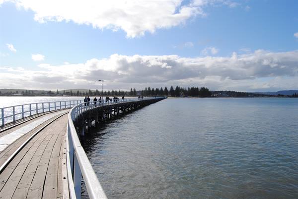 Passeggiata sul ponte di legno di Victor Harbour tra luci e nuvole