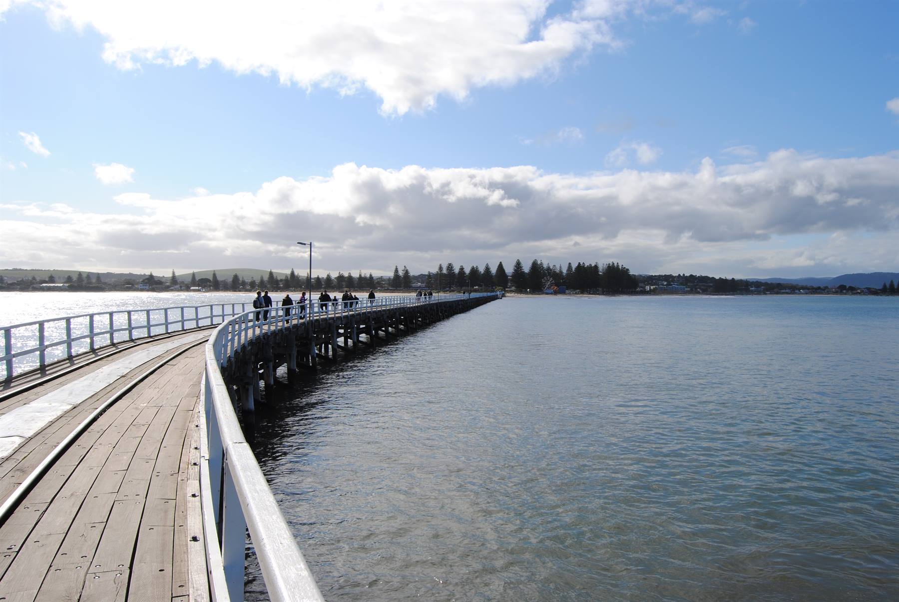 Passeggiata sul ponte di legno di Victor Harbour tra luci e nuvole