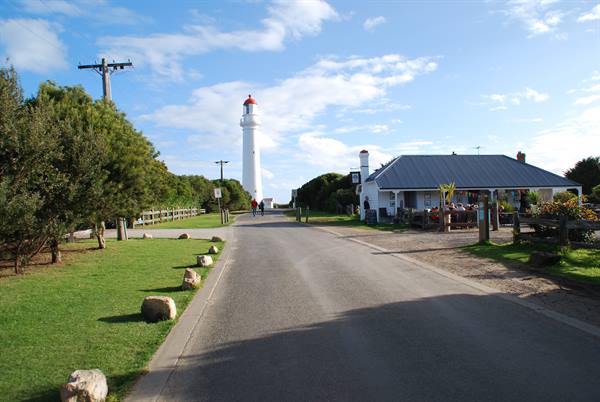 Cape Otway: strada sterrata verso il faro bianco, accanto al café
