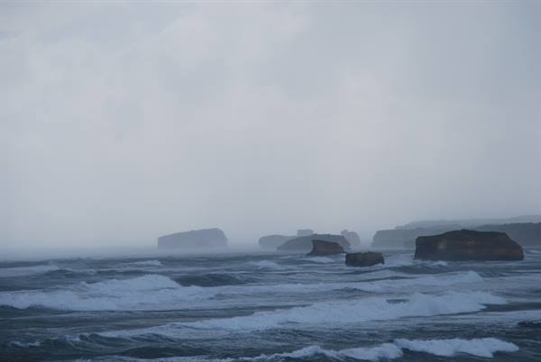 Rocce calcaree nella nebbia lungo la costa di Port Campbell