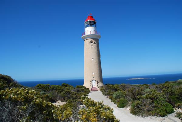 Faro di pietra con lanterna rossa su Cape du Couedic, Kangaroo Island, cielo azzurro