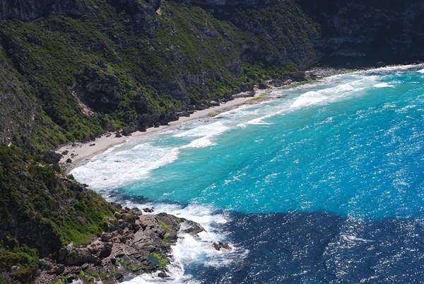 Ondade turchesi si infrangono sulla spiaggia tra le scogliere di Kangaroo Island