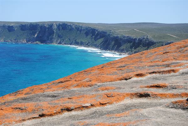 Roccia arancione e mare turchese a Kangaroo Island