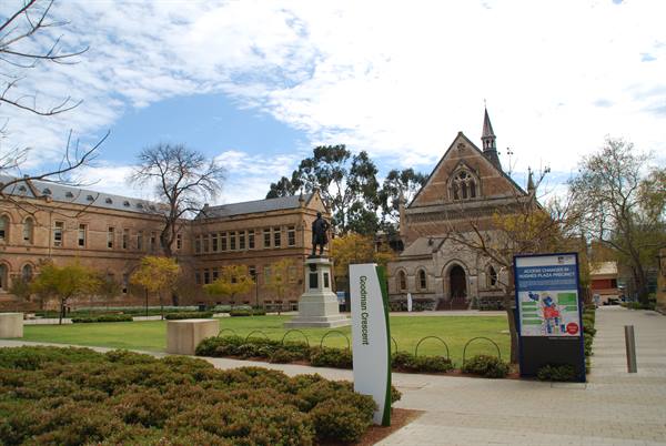 L'Università di Adelaide: statua di Bonython davanti all'edificio Mitchell in pietra