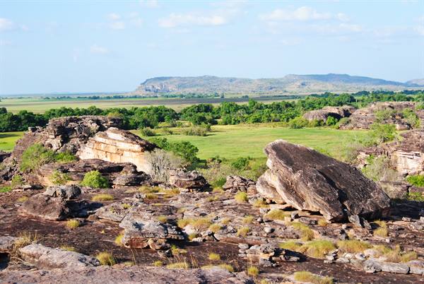 Rocce di arenaria su distese verdi e boschi a Ubirr, Kakadu
