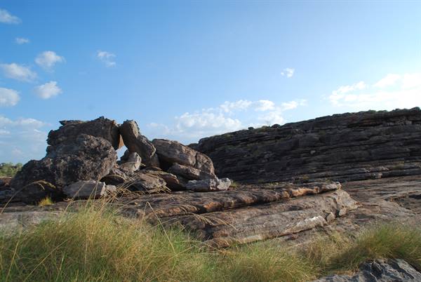 Rocce sedimentarie stratificate e erba secca a Katherine