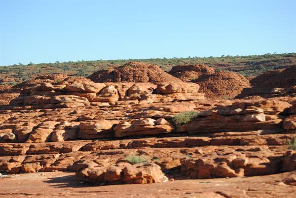 Roccia arenaria rossa a Kings Canyon, luce solare intensa