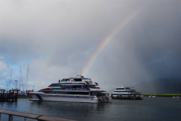 Arcobaleno sopra il catamarano Quick Cat II attraccato al porto di Cairns