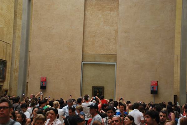 The 'scrum' for the Mona Lisa