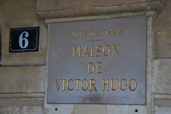 Stone plaque reading Maison de Victor Hugo beside number 6, Place des Vosges, Paris