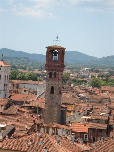 The clock tower seen from the Guinigi tower