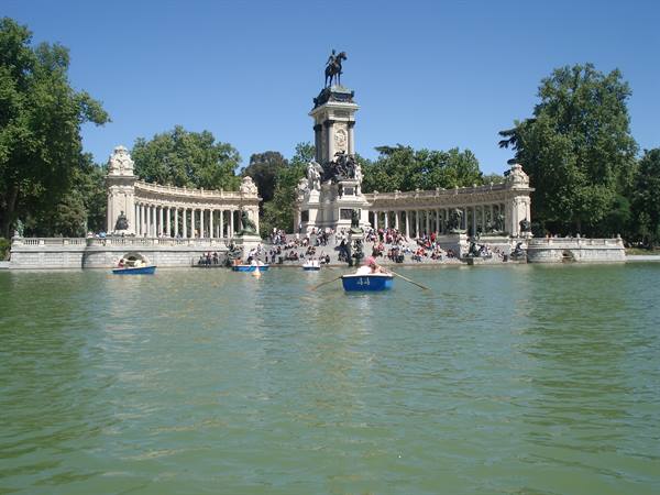 Rowboats on Retiro pond, facing the Alfonso XII monument