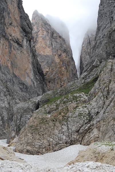 ...towards Sella Pass