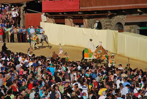 Piazza del Campo in Siena: crowd and costumed riders during the Palio