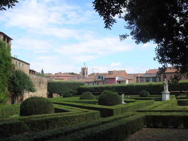 Horti Leonini in San Quirico d'Orcia, geometric hedges and statue