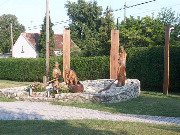 Voniarcvashegy - wooden sculptures