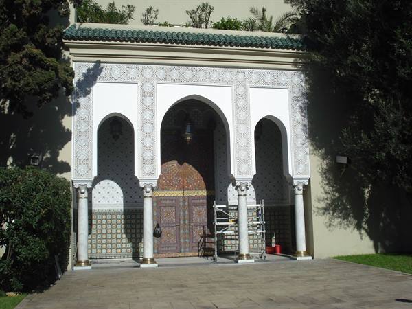 Grande Mosquée de Paris entrance: arches, tiled walls, scaffolding