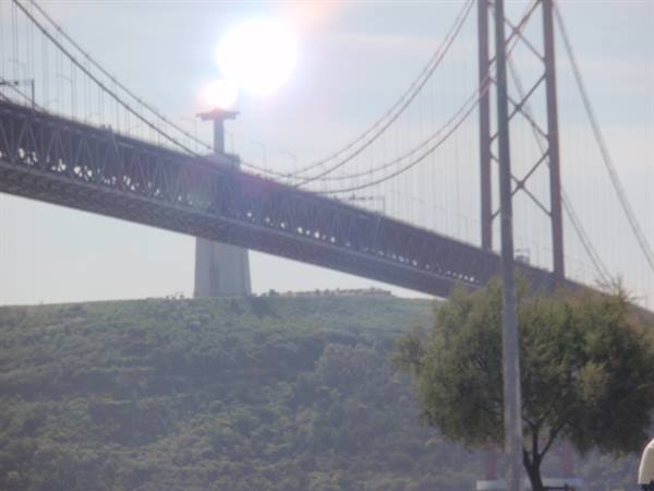 25 April bridge and statue of Christ the King