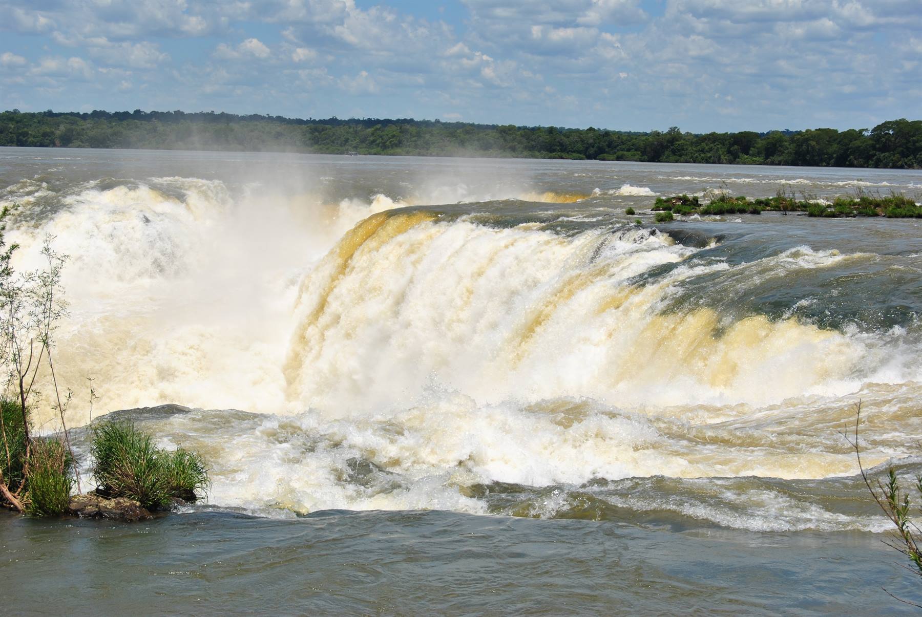 Cascate imponenti dell'Iguazú, schiuma bianca e spruzzi tra vegetazione verde