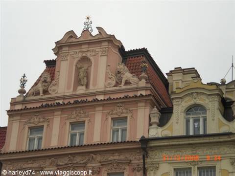 stunning detail of the palace roof 2