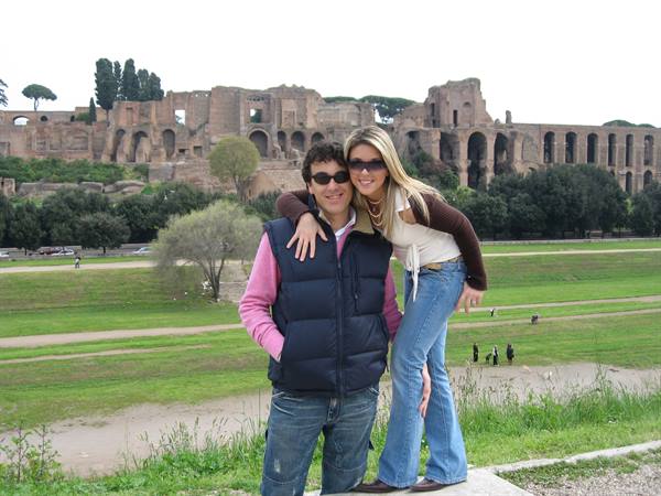 Couple in sunglasses posing in front of the Palatine ruins in Rome