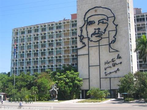 Steel mural of Che Guevara's face on a ministry building in Havana