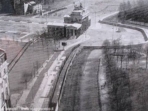 Historic photo of the Berlin Wall in front of the Brandenburg Gate