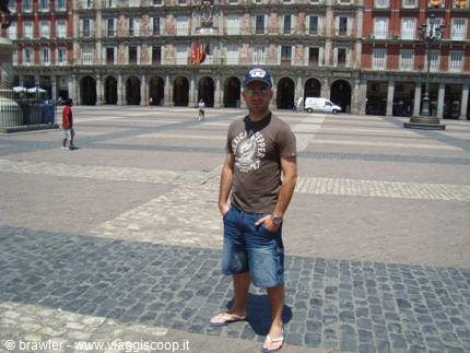 Tourist in brown t-shirt and shorts posing on Madrid's Plaza Mayor